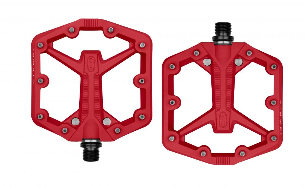 Crankbrothers Crankbrothers Stamp 1 Gen 2 Plattformpedal rot, klein 100x100 mm, Nylon, 10 Pins pro Seite, konkav, IGUS LL-Gleitlager, Chromoly-Achse